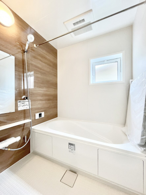�����@�����`Bath Room�`�@�������Ƒ���L�΂��ē������邱�Ƃ��\�I����̔�������M�d�ȃo�X�^�C���ł��B���q�l�Ƃ��ꏏ�ł��\���ȍL���Ȃ̂ŁA���r���O�Ƃ͈�����Ƒ��c�R�̂ЂƎ������y���݂��������܂��B