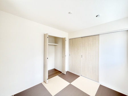 ���̑����ρ@�����`Japanese Room�`�@LDK�אڂ̘a���́A�A�C���������Ȃǉ��l�̉Ǝ��X�y�[�X�Ƃ��āA�܂������Ȃ��q�l�̂��邲�ƒ�ł͂����Q�₨�ނւ��̏�Ƃ��Ă����p���������܂��B