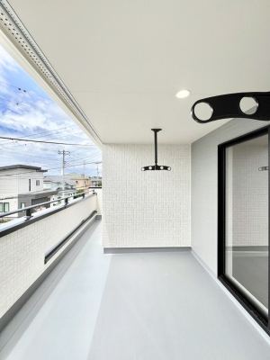 �o���R�j�[�@�����`Balcony�`�@������̃o���R�j�[�̑O�ɂ͉_�ȊO�ɑ��z���Ղ���̂�����܂���B�����󕨂������₷���A����薾�邭�C�����̂������������Ă��܂��B�g���₷���J���I�ȃo���R�j�[�ł���