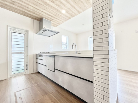 �L�b�`���@�����`Kitchen�`�@���R�������鑋�̂���L�b�`���������g���ꏊ�����炱���A�g��������l�����܂����B�������Ƃ����L�b�`���R�[�i�[�͎����L���Ȏd�オ��ƂȂ��Ă���܂��B