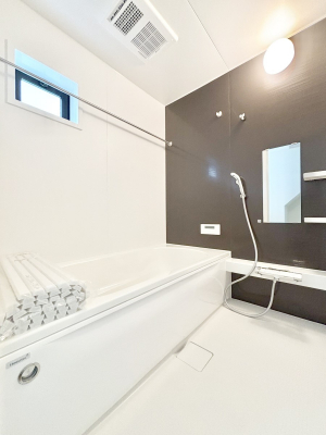 �����@�����`Bath Room�`�@����L�΂��ē������邱�Ƃ��\�I����̔�������M�d�ȃo�X�^�C���ł��B���q�l�Ƃ��ꏏ�ł��\���ȍL���Ȃ̂ŁA���r���O�Ƃ͈�����Ƒ��c�R�̂ЂƎ������y���݂��������܂��B