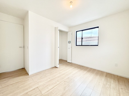 �q�������@�����`Bed Room�`�@�q�������͂��q�l�ɂƂ��đ�Ϗd�Ȗ���������܂��B�q����l�ŉ߂�����Ԃ�^���邱�ƂŁA�h���׋����Ԃ����R�Ƒ����܂����畔���̕Еt����|���Ȃǂ��������ƂɌq����܂��B