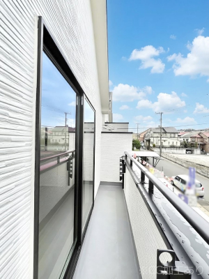 �o���R�j�[�@������A�������`Balcony�`�@������̃o���R�j�[�̑O�ɂ͉_�ȊO�ɑ��z���Ղ���̂�����܂���B�����󕨂������₷���A����薾�邭�C�����̂������������Ă��܂��B�g���₷���J���I�ȃo���R�j�[�ł���