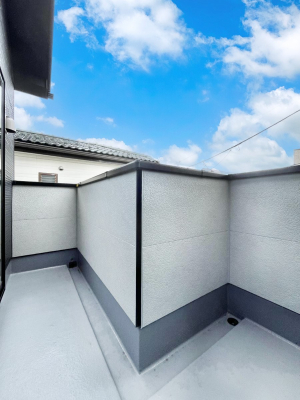�o���R�j�[�@�����`Balcony�`�@�傫�ȋ�Ɉ͂܂ꂽ�C�����̂����ƁB�o���R�j�[��`�������ň��|�I�ȊJ�����ɕ�܂�܂��B�o���R�j�[�͗z���������݂��z�c����󕨂��C�����悭�������Ƃ��ł��܂��B