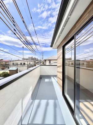 �o���R�j�[�@�����`Balcony�`�@������̃o���R�j�[�̑O�ɂ͉_�ȊO�ɑ��z���Ղ���̂�����܂���B�����󕨂������₷���A����薾�邭�C�����̂������������Ă��܂��B�g���₷���J���I�ȃo���R�j�[�ł���