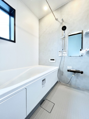 �����@������2�������`Bath Room�`�@�������������͋C�̗����Ŗ����Ɍ����ă��t���b�V���B���������@�\���t���Ă���̂ŗׂ̐���@�u����Ő􂢏オ�������󕨂��A�J�̓����V�C���C�ɂ������������邱�Ƃ��\�ł��B