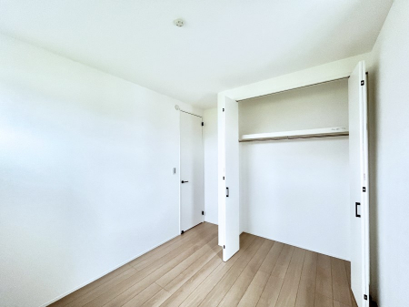 �q�������@������2�������`Bed Room�`�@�q�������͂��q�l�ɂƂ��đ�Ϗd�Ȗ���������܂��B�q����l�ŉ߂�����Ԃ�^���邱�ƂŁA�h���׋����Ԃ����R�Ƒ����܂����畔���̕Еt����|���Ȃǂ��������ƂɌq����܂��B