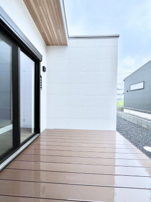 ���̑��@������2�������`Wood Deck�`�@���Ƒ��₲�F�l�������Ă�BBQ��A���q�l�̐��V�т��y���߂�E�b�h�f�b�L��J�����̂��鉮�O�X�y�[�X�ŁA�x���ɂ͉Ƒ��݂�ȂŊy�����ЂƂƂ����߂����܂���