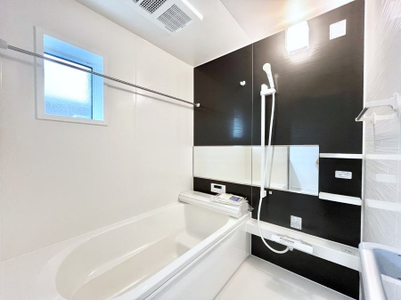 �����@�����`Bath Room�`�@�������������͋C�̗����Ŗ����Ɍ����ă��t���b�V���B���������@�\���t���Ă���̂ŗׂ̐���@�u����Ő􂢏オ�������󕨂��A�J�̓����V�C���C�ɂ������������邱�Ƃ��\�ł��B