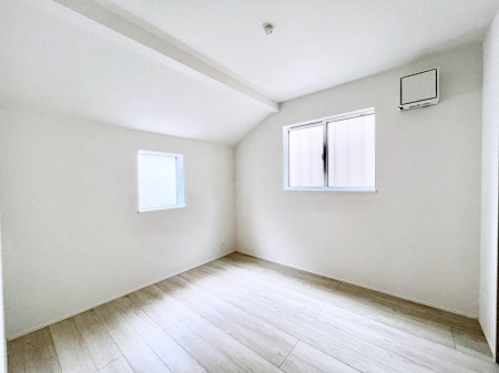 �q�������@�����`Bed Room�`�@2�ʍ̌����m�ۂ������邢�����́A���ʂ����ǂ��A��ϋ��S�n�̗ǂ���ԂƂȂ��Ă���܂��B�u�₩�ȕ��������ċN���钩�́A���K�����̎n�܂�ɁI���������ʕ����ƂĂ��ǂ��Z�܂���