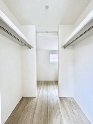���̑��@�����`Walk-in Closet�`�@�K�v�Ȃ��̂�R�[�f�B�l�[�g���ꗗ���Ċm�F�ł��A�g�x�x�⏀�����Z���ԂōςރE�H�[�N�C���N���[�[�b�g��ݒu���܂����B�Ƃ̒�����������Ƃ�����֗��Ȏ��[�X�y�[�X�ł��B