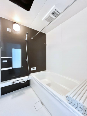 �����@�������Q�������`Bath Room�`�@����L�΂��ē������邱�Ƃ��\�I����̔�������M�d�ȃo�X�^�C���ł��B���q�l�Ƃ��ꏏ�ł��\���ȍL���Ȃ̂ŁA���r���O�Ƃ͈�����Ƒ��c�R�̂ЂƎ������y���݂��������܂��B
