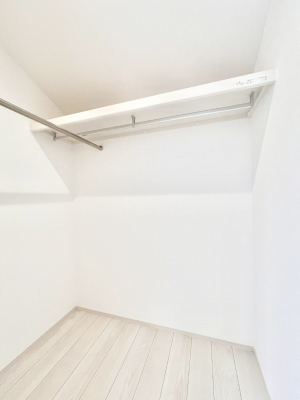 ���̑��@�����`Walk-in Closet�`�@�K�v�Ȃ��̂�R�[�f�B�l�[�g���ꗗ���Ċm�F�ł��A�g�x�x�⏀�����Z���ԂōςރE�H�[�N�C���N���[�[�b�g��ݒu���܂����B�Ƃ̒�����������Ƃ�����֗��Ȏ��[�X�y�[�X�ł��B