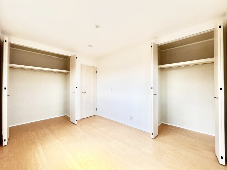 �q�������@�����`Bed Room�`�@�q�������͂��q�l�ɂƂ��đ�Ϗd�Ȗ���������܂��B�q����l�ŉ߂�����Ԃ�^���邱�ƂŁA�h���׋����Ԃ����R�Ƒ����܂����畔���̕Еt����|���Ȃǂ��������ƂɌq����܂��B