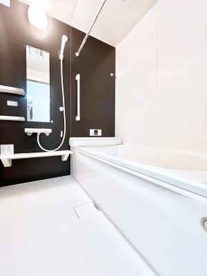 �����@�����`Bath Room�`�@�������Ƒ���L�΂��ē������邱�Ƃ��\�I����̔�������M�d�ȃo�X�^�C���ł��B���q�l�Ƃ��ꏏ�ł��\���ȍL���Ȃ̂ŁA���r���O�Ƃ͈�����Ƒ��c�R�̂ЂƎ������y���݂��������܂��B