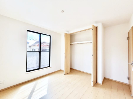 �q�������@�����`Bed Room�`�@�q�������͂��q�l�ɂƂ��đ�Ϗd�Ȗ���������܂��B�q����l�ŉ߂�����Ԃ�^���邱�ƂŁA�h���׋����Ԃ����R�Ƒ����܂����畔���̕Еt����|���Ȃǂ��������ƂɌq����܂��B