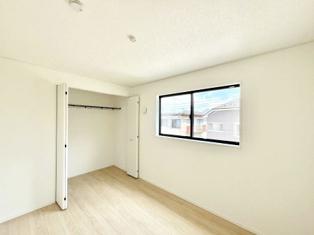 �Q���@�����`Bed Room�`  �S�����ɂ͎��[�N���[�[�b�g�������I���i�g���̂��m���⏬���͂������A�G�ߕ��̂��m���Ȃǂ���������Ɛ������ڂ����܂������܂��B  ������Ԃ��L���g�p�ł��܂��ˁB