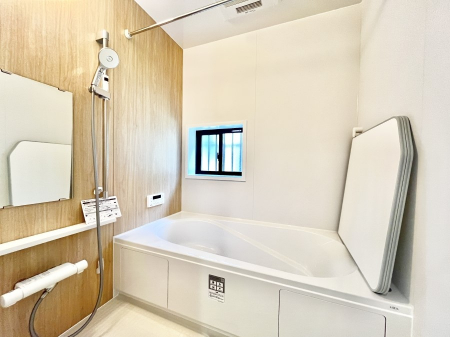 �����@������A�������`Bath Room�`�@���t���̃o�X���[���́A�̌������薾�邭�C�����̗ǂ���Ԃł��B�������邱�ƂŁA���C�����ǍD�B������芰����o�X���[���ŁA�����̃o�X�^�C�����y���݂ɂȂ肻���ł��B