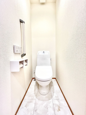 �g�C���@������A�������`Toilet�`�@�������̂��鐅����g�C���̓E�H�V�����b�g�t���ł����g�C���͖����g�킴��𓾂Ȃ����́B����������ۂ������ł��ˁB�g�C����2��������̂Œ��̍��G���ɕ֗��ł��I  