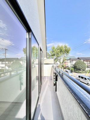 �o���R�j�[�@������B�������`Balcony�`�@�傫�ȋ�Ɉ͂܂ꂽ�C�����̂����ƁB�o���R�j�[��`�������ň��|�I�ȊJ�����ɕ�܂�܂��B�o���R�j�[�͗z���������݂��z�c����󕨂��C�����悭�������Ƃ��ł��܂��B