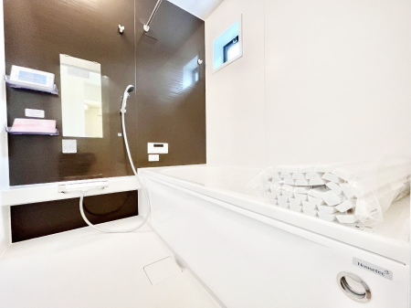 �����@�����`Bath Room�`�@�������������͋C�̗����Ŗ����Ɍ����ă��t���b�V���B���������@�\���t���Ă���̂ŗׂ̐���@�u����Ő􂢏オ�������󕨂��A�J�̓����V�C���C�ɂ������������邱�Ƃ��\�ł��B