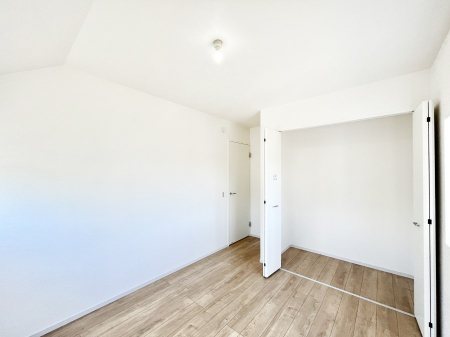 �q�������@�����`Bed Room�`�@�q�������͂��q�l�ɂƂ��đ�Ϗd�Ȗ���������܂��B�q����l�ŉ߂�����Ԃ�^���邱�ƂŁA�h���׋����Ԃ����R�Ƒ����܂����畔���̕Еt����|���Ȃǂ��������ƂɌq����܂��B
