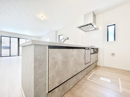 �L�b�`���@�����`Kitchen�`�@��b���e�ރ��r���O�A�������������Ȃ�L�b�`���B�Ƃ́A�������������ł͂Ȃ��A��炵��������A���K�ɂ���ꏊ�B�Ί�̖����A���炬�̓��X�̂��߂ɁA�ŐV�̐ݔ��E�d�l���̗p�B