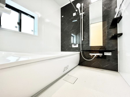 �����@�����`Bath Room�`�@�������������͋C�̗����Ŗ����Ɍ����ă��t���b�V���B���������@�\���t���Ă���̂ŗׂ̐���@�u����Ő􂢏オ�������󕨂��A�J�̓����V�C���C�ɂ������������邱�Ƃ��\�ł��B�@