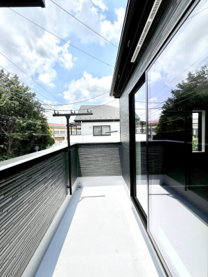 �o���R�j�[�@�����`Balcony�`�@�傫�ȋ�Ɉ͂܂ꂽ�C�����̂����ƁB�o���R�j�[��`�������ň��|�I�ȊJ�����ɕ�܂�܂��B�o���R�j�[�͗z���������݂��z�c����󕨂��C�����悭�������Ƃ��ł��܂��B