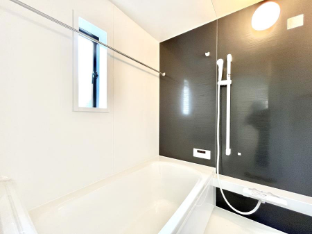 �����@�������P�������`Bath Room�`�@���t���̃o�X���[���́A�̌������薾�邭�C�����̗ǂ���Ԃł��B�������邱�ƂŁA���C�����ǍD�B������芰����o�X���[���ŁA�����̃o�X�^�C�����y���݂ɂȂ肻���ł��B