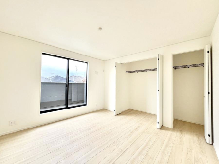 �Q���@�������P�������`Bed Room�`�@�u��������������l�v�Ƃ��v�w�ł�����肭�낰��Q���B�����̉Ǝ��₨�d���ɔ�ꂽ���̓t�J�t�J�̃x�b�g�Ŗ�����Ă��������B�e���r��{�I�������Ă����K�ȍL����������