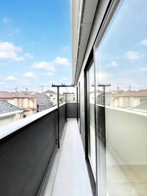 �o���R�j�[�@�������P�������`Balcony�`�@������̃o���R�j�[�̑O�ɂ͉_�ȊO�ɑ��z���Ղ���̂�����܂���B�����󕨂������₷���A����薾�邭�C�����̂������������Ă��܂��B�g���₷���J���I�ȃo���R�j�[�ł���