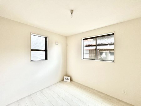 �q�������@�����`Bed Room�`�@�q�������͂��q�l�ɂƂ��đ�Ϗd�Ȗ���������܂��B�q����l�ŉ߂�����Ԃ�^���邱�ƂŁA�h���׋����Ԃ����R�Ƒ����܂����畔���̕Еt����|���Ȃǂ��������ƂɌq����܂��B