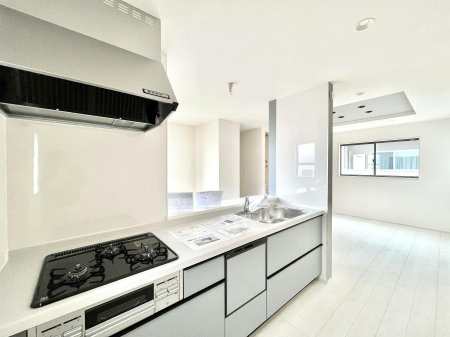 �L�b�`���@�����`Kitchen�`�@��b���e�ރ��r���O�A�������������Ȃ�L�b�`���B�Ƃ́A�������������ł͂Ȃ��A��炵��������A���K�ɂ���ꏊ�B�Ί�̖����A���炬�̓��X�̂��߂ɁA�ŐV�̐ݔ��E�d�l���̗p�B