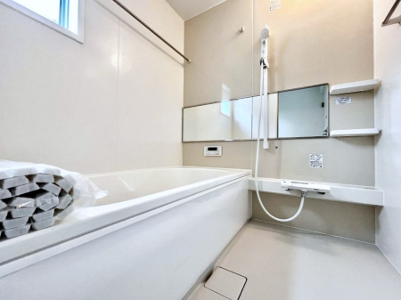 �����@�����`Bath Room�`�@����L�΂��ē������邱�Ƃ��\�I����̔�������M�d�ȃo�X�^�C���ł��B���q�l�Ƃ��ꏏ�ł��\���ȍL���Ȃ̂ŁA���r���O�Ƃ͈�����Ƒ��c�R�̂ЂƎ������y���݂��������܂��B