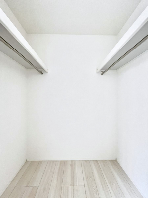 ���̑��@�����`Walk-in Closet�`�@�K�v�Ȃ��̂�R�[�f�B�l�[�g���ꗗ���Ċm�F�ł��A�g�x�x�⏀�����Z���ԂōςރE�H�[�N�C���N���[�[�b�g��ݒu���܂����B�Ƃ̒�����������Ƃ�����֗��Ȏ��[�X�y�[�X�ł��B