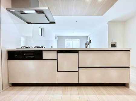 �L�b�`���@�����`Kitchen�`�@��b���e�ރ��r���O�A�������������Ȃ�L�b�`���B�Ƃ́A�������������ł͂Ȃ��A��炵��������A���K�ɂ���ꏊ�B�Ί�̖����A���炬�̓��X�̂��߂ɁA�ŐV�̐ݔ��E�d�l���̗p�B