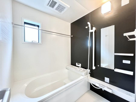 �����@�����`Bath Room�`�@�������Ƒ���L�΂��ē������邱�Ƃ��\�I����̔�������M�d�ȃo�X�^�C���ł��B���q�l�Ƃ��ꏏ�ł��\���ȍL���Ȃ̂ŁA���r���O�Ƃ͈�����Ƒ��c�R�̂ЂƎ������y���݂��������܂��B