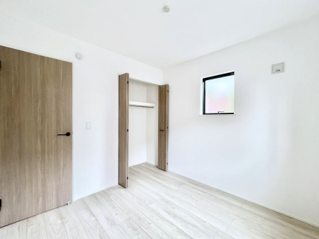 �q�������@�����`Bed Room�`�@�q�������͂��q�l�ɂƂ��đ�Ϗd�Ȗ���������܂��B�q����l�ŉ߂�����Ԃ�^���邱�ƂŁA�h���׋����Ԃ����R�Ƒ����܂����畔���̕Еt����|���Ȃǂ��������ƂɌq����܂��B