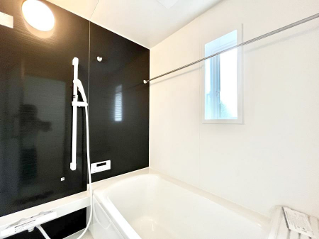 �����@�������P�������`Bath Room�`�@���t���̃o�X���[���́A�̌������薾�邭�C�����̗ǂ���Ԃł��B�������邱�ƂŁA���C�����ǍD�B������芰����o�X���[���ŁA�����̃o�X�^�C�����y���݂ɂȂ肻���ł��B