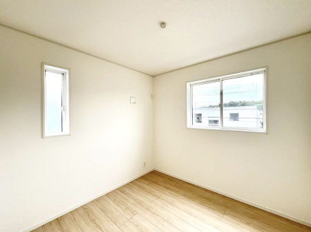 �q�������@�������P�������`Bed Room�`�@�q�������͂��q�l�ɂƂ��đ�Ϗd�Ȗ���������܂��B�q����l�ŉ߂�����Ԃ�^���邱�ƂŁA�h���׋����Ԃ����R�Ƒ����܂����畔���̕Еt����|���Ȃǂ��������ƂɌq����܂��B
