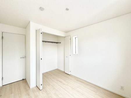 �Q���@�������Q�������`Bed Room�`  �����ɂ͎��[�N���[�[�b�g�������I���i�g���̂��m���⏬���͂������A�G�ߕ��̂��m���Ȃǂ���������Ɛ������ڂ����܂������܂��B  ������Ԃ��L���g�p�ł��܂��ˁB