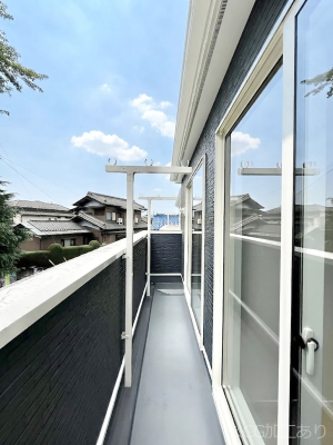 �o���R�j�[�@�������Q�������`Balcony�`�@������̃o���R�j�[�̑O�ɂ͉_�ȊO�ɑ��z���Ղ���̂�����܂���B�����󕨂������₷���A����薾�邭�C�����̂������������Ă��܂��B�g���₷���J���I�ȃo���R�j�[�ł���
