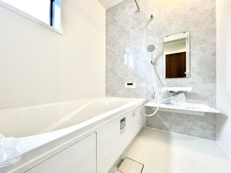 �����@������1�������`Bath Room�`�@���t���̃o�X���[���́A�̌������薾�邭�C�����̗ǂ���Ԃł��B�������邱�ƂŁA���C�����ǍD�B������芰����o�X���[���ŁA�����̃o�X�^�C�����y���݂ɂȂ肻���ł��B
