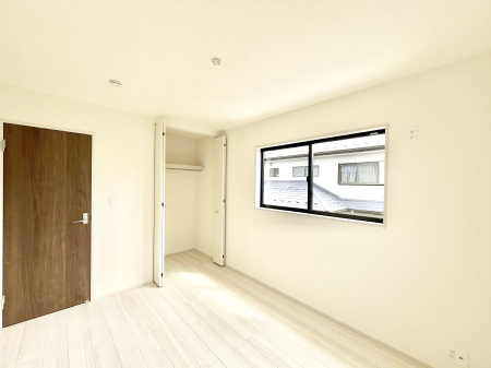 �Q���@������1�������`Bed Room�`  �S�����ɂ͎��[�N���[�[�b�g�������I���i�g���̂��m���⏬���͂������A�G�ߕ��̂��m���Ȃǂ���������Ɛ������ڂ����܂������܂��B  ������Ԃ��L���g�p�ł��܂��ˁB