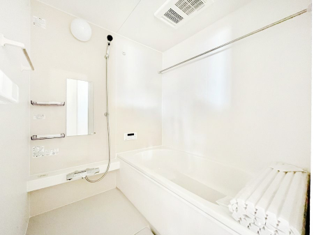 �����@�����`Bath Room�`�@�������Ƒ���L�΂��ē������邱�Ƃ��\�I����̔�������M�d�ȃo�X�^�C���ł��B���q�l�Ƃ��ꏏ�ł��\���ȍL���Ȃ̂ŁA���r���O�Ƃ͈�����Ƒ��c�R�̂ЂƎ������y���݂��������܂��B