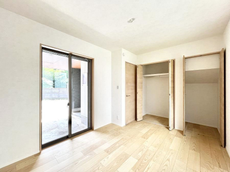 �Q���@�����`Bed Room�`  �����ɂ͎��[�N���[�[�b�g�������I���i�g���̂��m���⏬���͂������A�G�ߕ��̂��m���Ȃǂ���������Ɛ������ڂ����܂������܂��B  ������Ԃ��L���g�p�ł��܂��ˁB