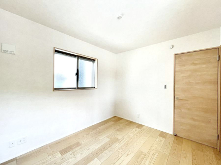 �q�������@�����`Bed Room�`�@�q�������͂��q�l�ɂƂ��đ�Ϗd�Ȗ���������܂��B�q����l�ŉ߂�����Ԃ�^���邱�ƂŁA�h���׋����Ԃ����R�Ƒ����܂����畔���̕Еt����|���Ȃǂ��������ƂɌq����܂��B�@�@