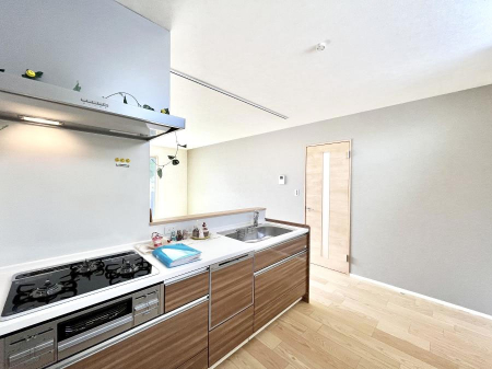 �L�b�`���@�����`Kitchen�`�@���r���O�����n����J�E���^�[�L�b�`���B���������Ȃ���Ƒ��ƃR�~���j�P�[�V�������Ƃ�邾���łȂ��A�傫�ȊJ���������邱�Ƃ��ł��܂��B���q�l�̐����������邱�Ƃ��ł��܂��ˁI