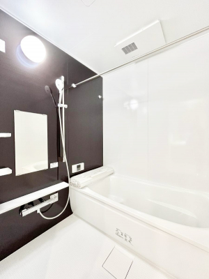 �����@�����`Bath Room�`�@�������������͋C�̗����Ŗ����Ɍ����ă��t���b�V���B���������@�\���t���Ă���̂ŗׂ̐���@�u����Ő􂢏オ�������󕨂��A�J�̓����V�C���C�ɂ������������邱�Ƃ��\�ł��B